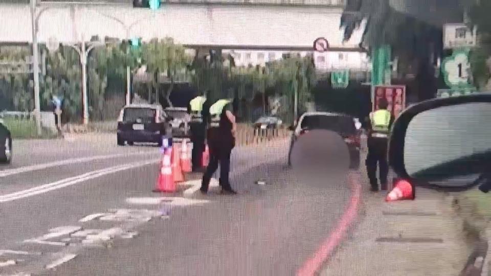 警察開了4槍，黑車依然硬逃走。民眾提供