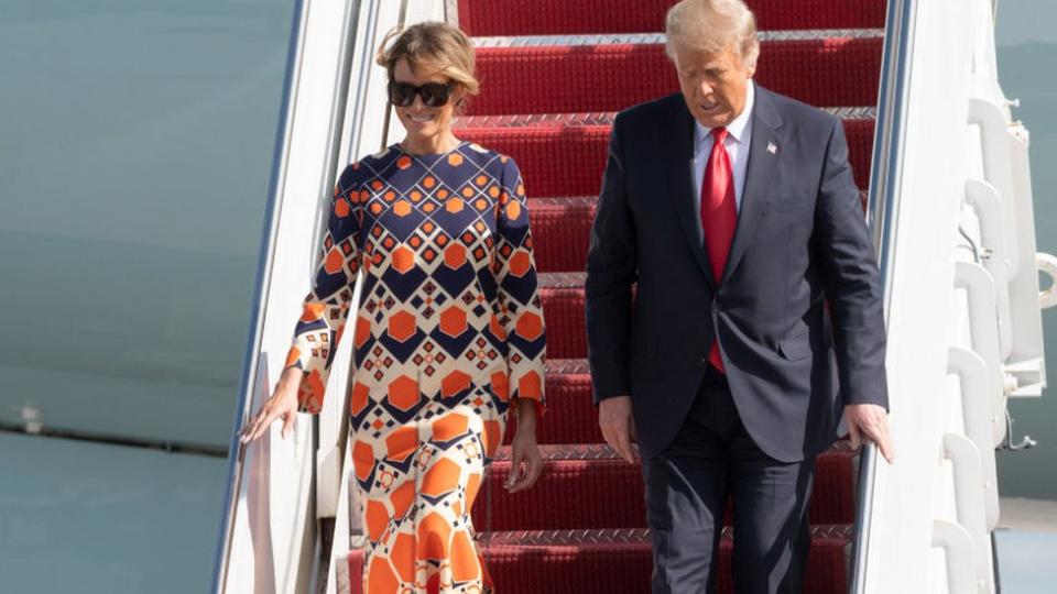 Donald y Melania Trump al llegar a Florida.