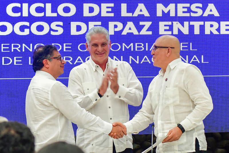 El presidente de Colombia, Gustavo Petro, saluda al máximo comandante de la guerrilla del Ejército de Liberación Nacional (ELN), Antonio Garcia, frente al mandatario de Cuba, Miguel Diaz-Canel, durante el anuncio del cese al fuego bilateral por seis meses, en La Habana