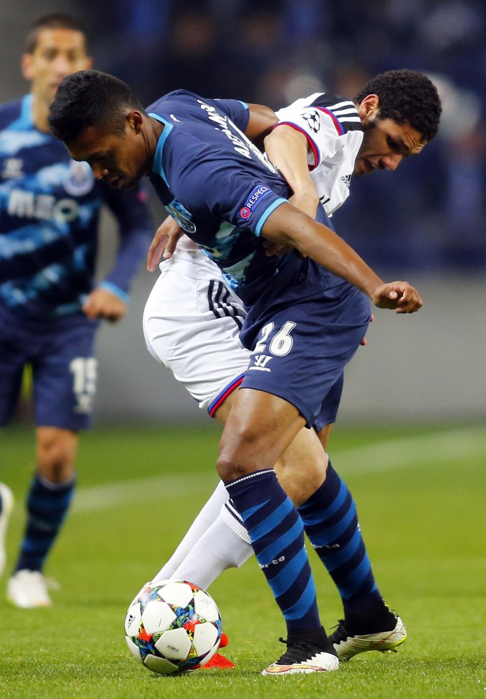 Porto's Alex Sandro Lobo (L) fights for the ball with FC Basel's Mohamed Elneny during their Champions League round of 16 second leg soccer match at Dragao stadium in Porto, March 10, 2015. REUTERS/Miguel Vidal (PORTUGAL - Tags: SPORT SOCCER)