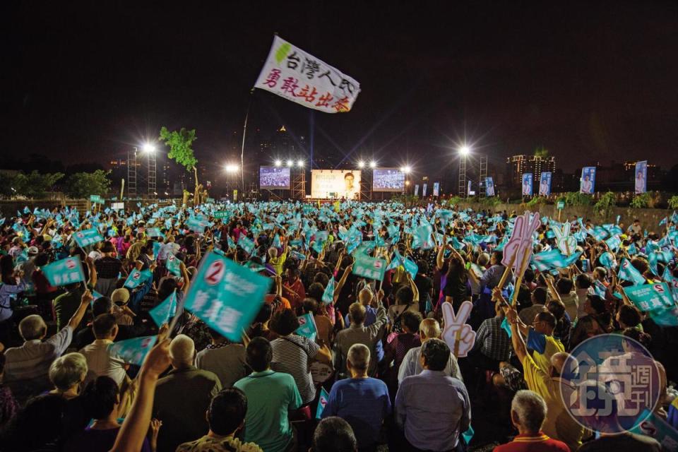 高雄市長選戰打成五五波，陳其邁陣營在選前狂辦造勢活動，盼催出支持者熱情。
