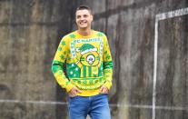 Il est beau, Andrei Girotto. Mais vraiment, le pull de Noël vert et jaune, c'est non. Les couleurs du maillot extérieur, peut-être ?