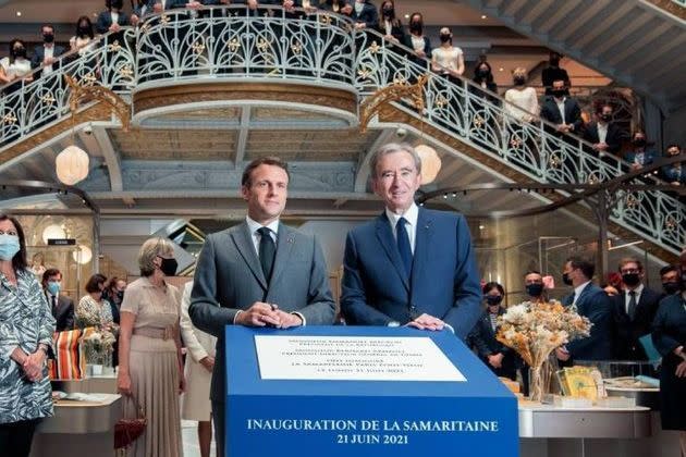 <p>Emmanuel Macron accueilli par Bernard Arnault lors de l'inauguration, le 21 juin.</p>