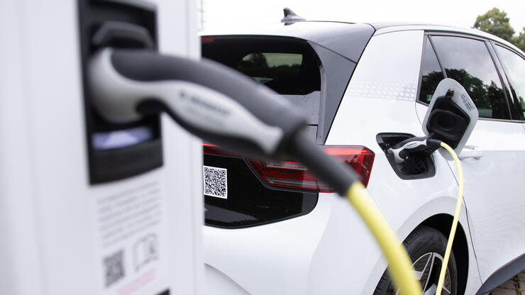Die Klimabilanz eines Elektroautos ist nach einer neuen Studie schlechter als gedacht. Foto: dpa