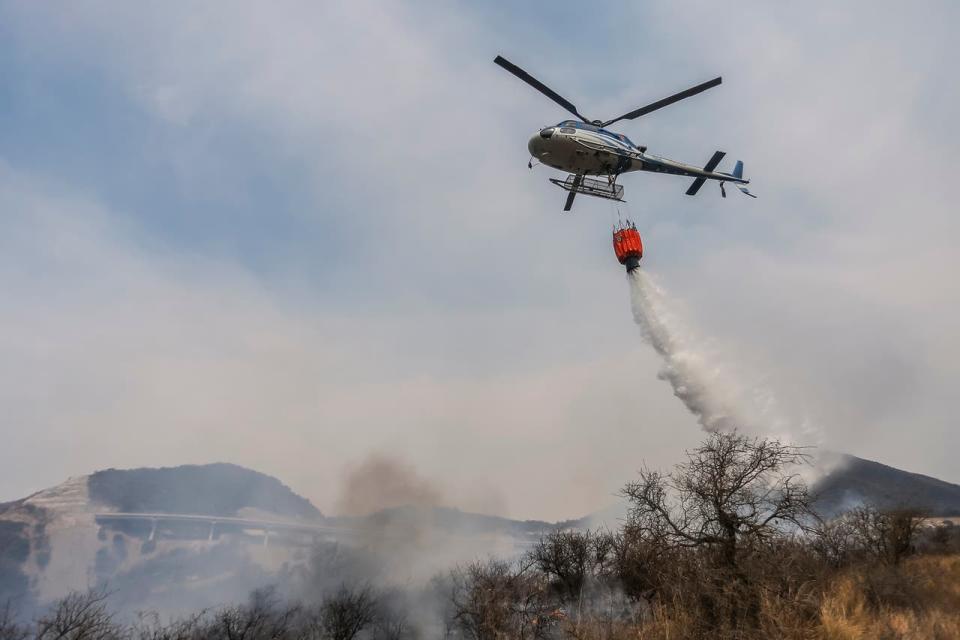 Trabajan diez aviones hidrantes y helicópteros en los distintos puntos con focos de incendios en Córdoba.