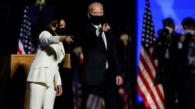 Joe Biden und Kamala Harris stehen nach der Verkündung der Wahlergebnisse auf der Bühne. Foto: dpa