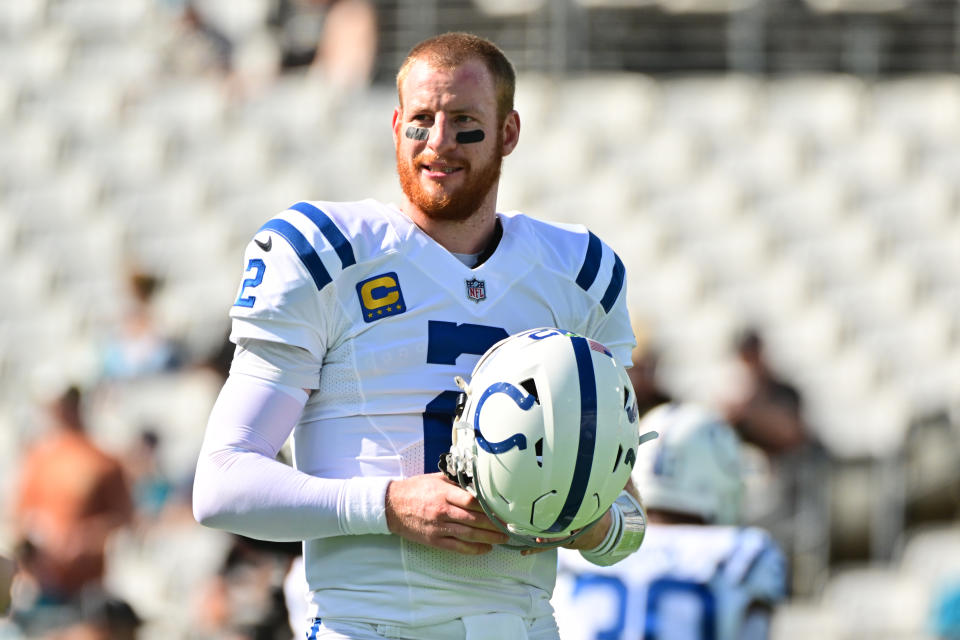 JACKSONVILLE, FLORIDA - 9 DE ENERO: Carson Wentz #2 de los Indianapolis Colts en el campo durante los calentamientos previos al juego antes del partido contra los Jacksonville Jaguars en TIAA Bank Field el 9 de enero de 2022 en Jacksonville, Florida.  (Foto de Julio Aguilar/Getty Images)