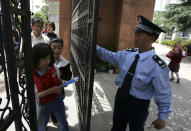 Pupils enter a primary school in Kunming, Yunnan province May 4, 2010. The Chinese Ministry of Public Security issued an urgent directive on May 1, 2010 ordering police to step up security around schools and kindergartens and to seek to identify people who could pose a threat. REUTERS/Stringer (CHINA - Tags: EDUCATION CRIME LAW) CHINA OUT. NO COMMERCIAL OR EDITORIAL SALES IN CHINA