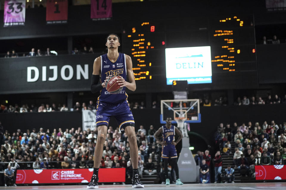 Boulogne-Levallois' Victor Wembanyama prepares to shoot during the Elite basketball match Boulogne-Levallois against JDA Dijon at the Palais de Sports Jean-Michel Geoffroy in Dijon, central France, Sunday, Jan. 15, 2023. (AP Photo/Laurent Cipriani)