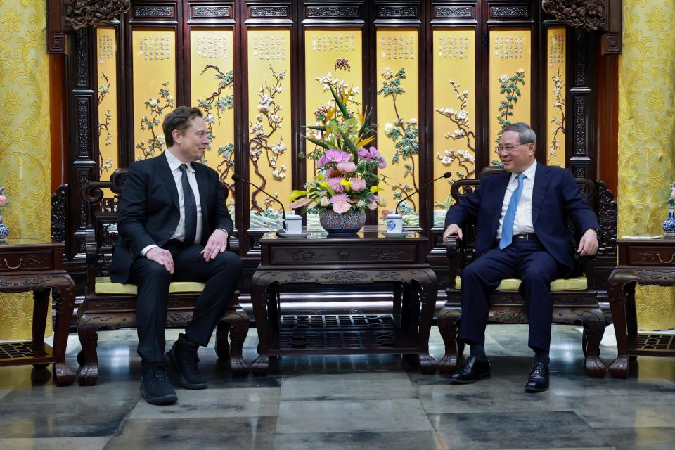 Elon Musk trifft sich mit dem chinesischen Premier Li Qiang. - Copyright: Wang Ye/Xinhua/AP