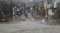 La lluvia que cayó la tarde de este jueves colapsó este municipio del Estado de México y provocó inundaciones en al menos ocho comunidades; en algunas, el agua alcanzó hasta 1.5 metros de altura, lo que afectó viviendas y paralizó en ambos sentidos la vía López Portillo, una de las más grandes de la entidad, que se convirtió en un gigantesco estacionamiento.