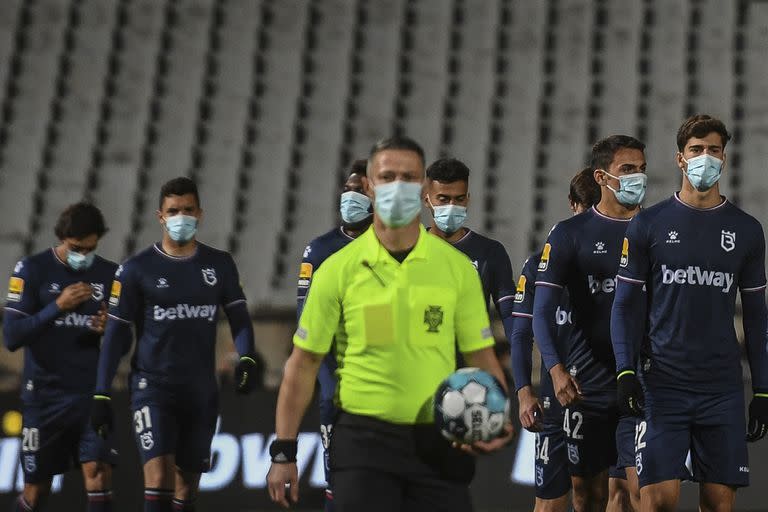 El árbitro de Belenenses vs. Benfica sale a la cancha con los nueve futbolistas disponibles del primer equipo, afectado por un brote de coronavirus.