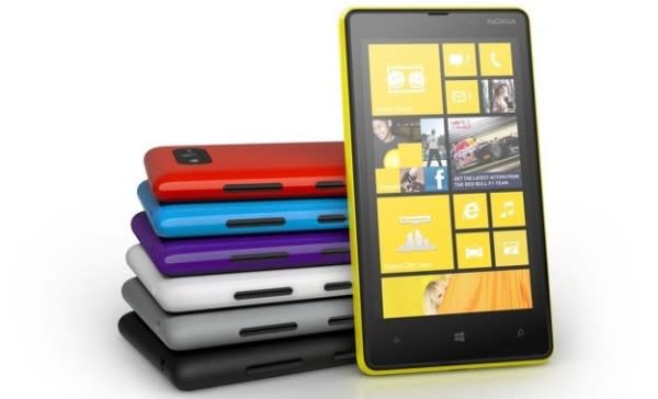 Vista frontal y lateral del Lumia 820. Los teléfonos, que se venden en colores vivos y tienen cámaras de alta resolución, también son los aparatos insignia de Microsoft, que está apostando a convertirse en un fuerte competidor del iPhone de Apple Inc y de todos los teléfonos que funcionan con el software Android de Google.