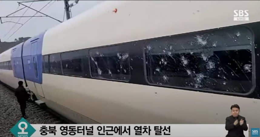 南韓今日中午發生列車出軌意外。（圖／翻攝自SBS Youtube頻道）