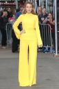 <p>Auch Hollywood-Star Blake Lively hüllte sich bei der TV-Show „Good Morning America“ von Kopf bis Fuß in Gelb. Der Zweiteiler aus einer weit geschnittenen Hose und der taillenbetonten Bluse stammt aus der kommenden Frühjahr-/Sommerkollektion von Brandon Maxwell. (Bild: Splash News) </p>