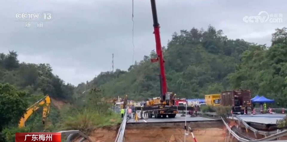 <strong>梅大高速發生路面塌陷，截至2日14時累積48死、30傷。（圖／大陸《央視》）</strong>