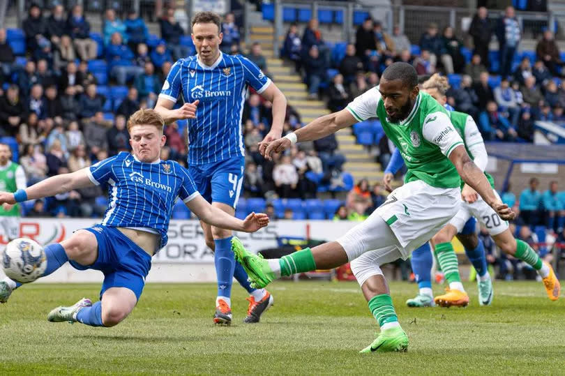 Hibernian's Myziane Maolida has a shot during a cinch Premiership match between St Johnstone. SNS Group. -Credit:SNS Group