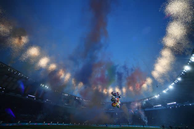 <p>Un spectacle son et lumière, un feu d'artifice devant des tribunes clairsemées et le ballon, enfin, s'est mis à rouler: retardé d'un an, l'Euro de football a débuté vendredi à Rome avec une affiche Turquie-Italie, un coup d'envoi festif malgré la pandémie de Covid-19.</p>