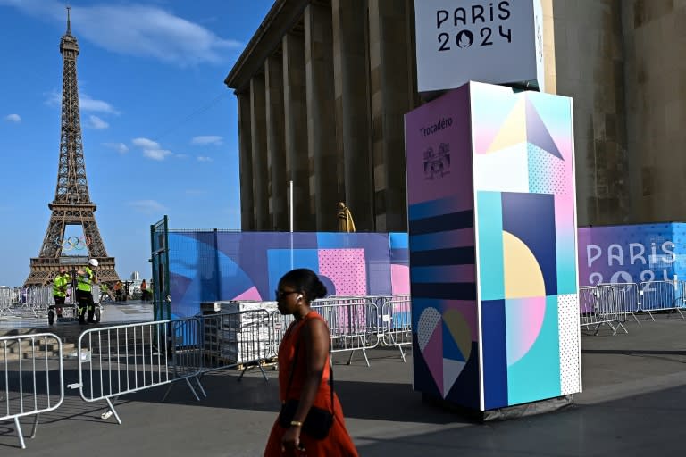 Una mujer camina frente a los accesos cortados de Trocadero, delante de la Torre Eiffel, por los preparativos olímpicos. En París, el 19 de julio de 2024 (MANAN VATSYAYANA)