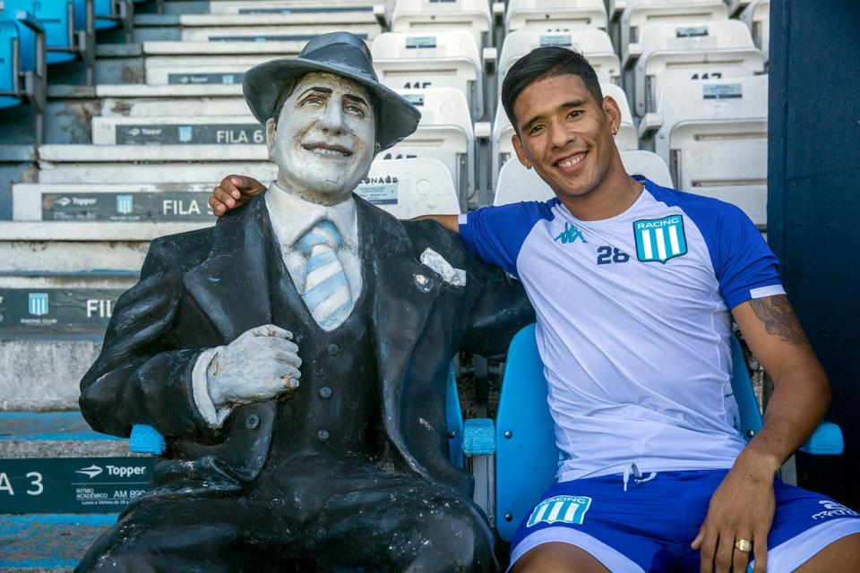 Zaracho en el Cilindro, su segundo hogar, con la estatua de Gardel