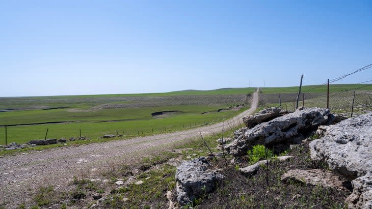 <span class="article__caption">There aren’t mountains in Kansas, but the rolling Flint Hills add significant elevation over the course of 200 miles.</span> (Photo: Tim Mohn)