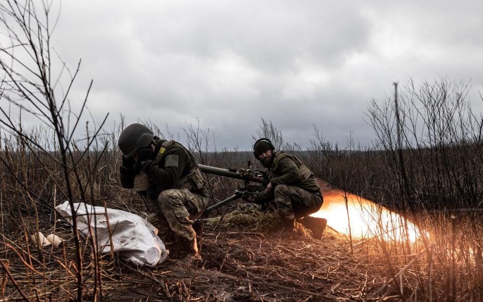 Ukrainian soldiers firing with a SPG, in the direction of Bakhmut