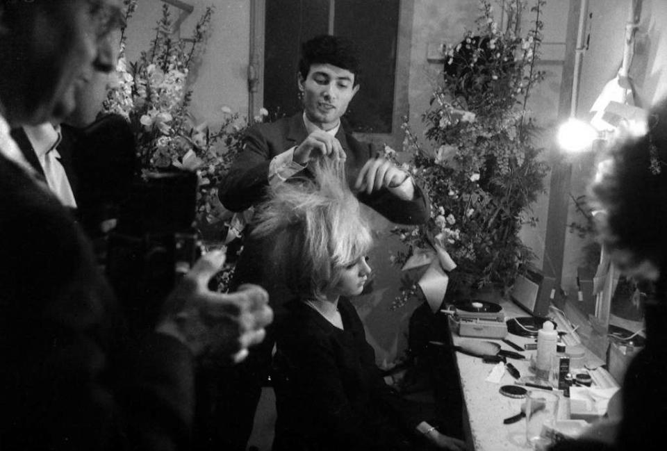 1er janvier - Jean-Marc Maniatis<br>Surnommé le « coiffeur des stars », Jean-Marc Maniatis fait ses débuts à 17 ans comme coiffeur studio pour les magazines Elle et Marie Claire. Il ouvre son premier salon en 1970 dans le très chic 16e arrondissement parisien et devient un coiffeur de célébrités dans les années 1980 et 1990 : Mylène Farmer, Sophie Marceau, Miou-Miou ou Prince...