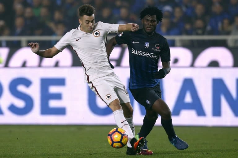 Roma's forward Stephan El Shaarawy (L) fights for the ball with Atalanta's midfielder Franck Kessie on November 20, 2016 in Bergamo