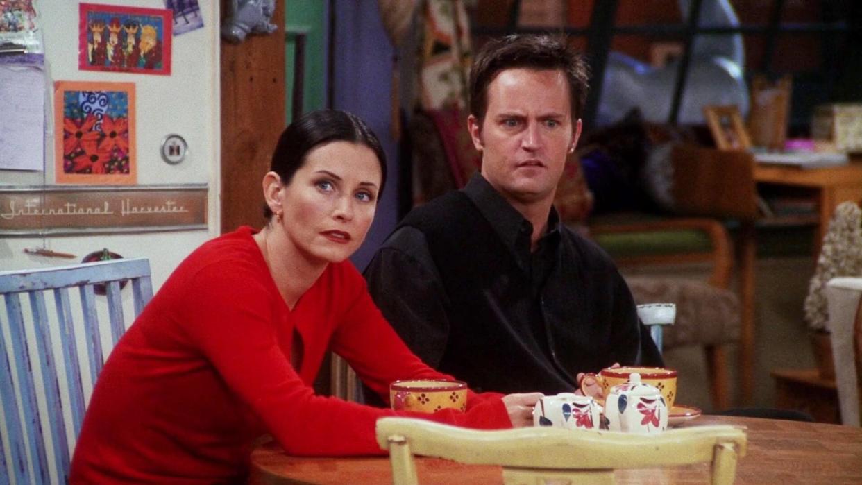 Chandler et Monica, ici dans la saison 7 de « Friends ».