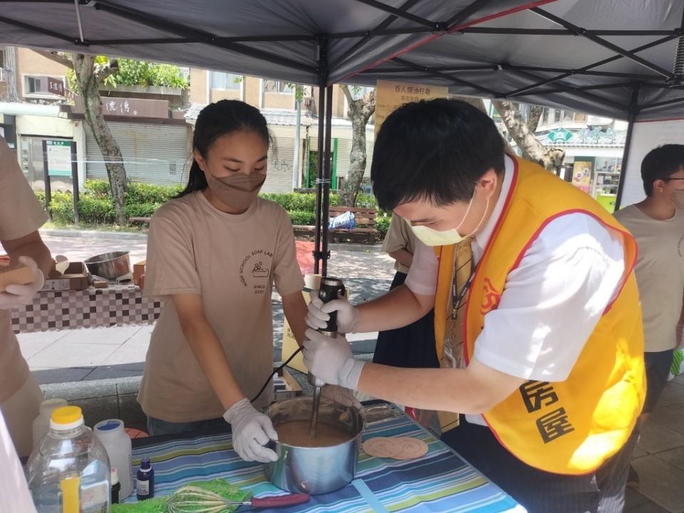 永慶房屋力挺學生「皂」環保，親自加入製皂行列，讓廢油重生，落實資源再利用（永慶房產集團提供）