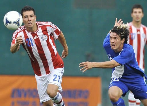 El guatemalteco Mario Rodríguez (D) lucha por el balón con el paraguayo Antolin Alcaraz durante amistoso de cara a las eliminatorias mundialistas, el 15 de agosto de 2012, en Washington. El duelo acabó 3-3. (AFP | nicholas kamm)