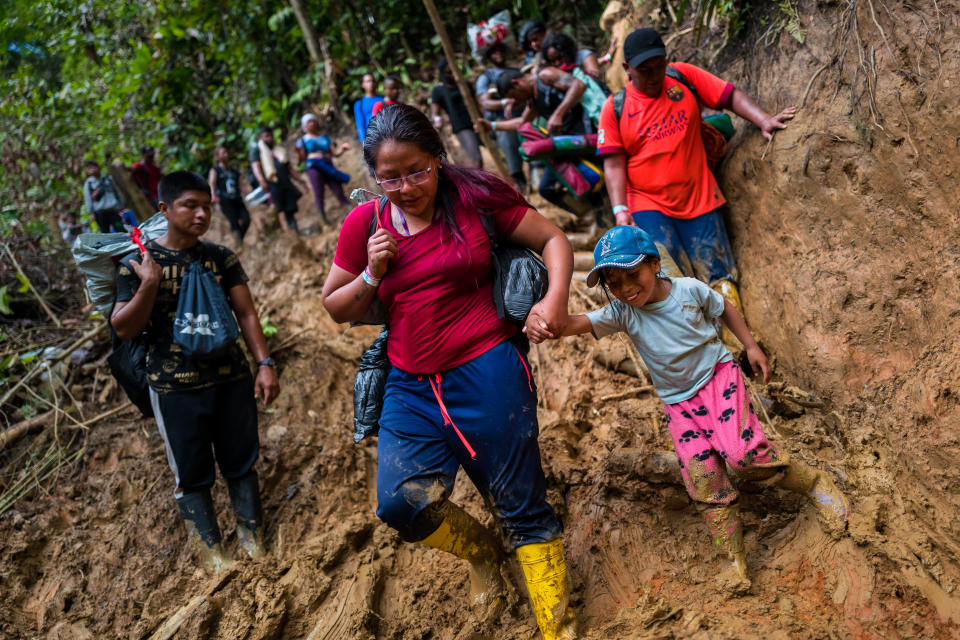 Migrantes de Ecuador cruzando por la selva de Darién (Jan Sochor/Getty Images)