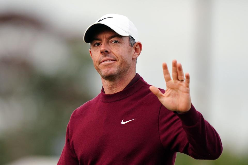 Rory McIlroy saluda a la multitud después de no pasar el corte en el Open (Zac Goodwin/PA) (PA Wire)