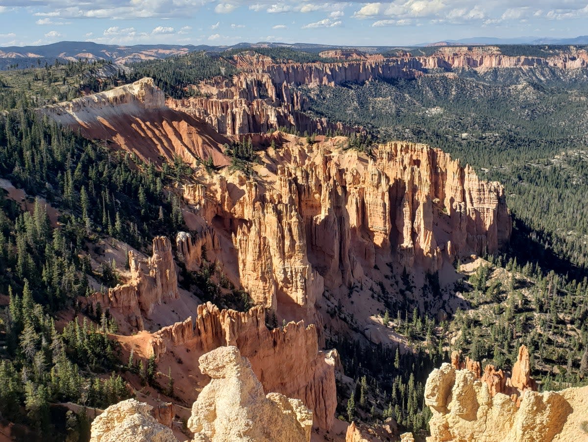 Larger-than-life vistas in Bryce Canyon National Park (Simon Veness and Susan Veness)