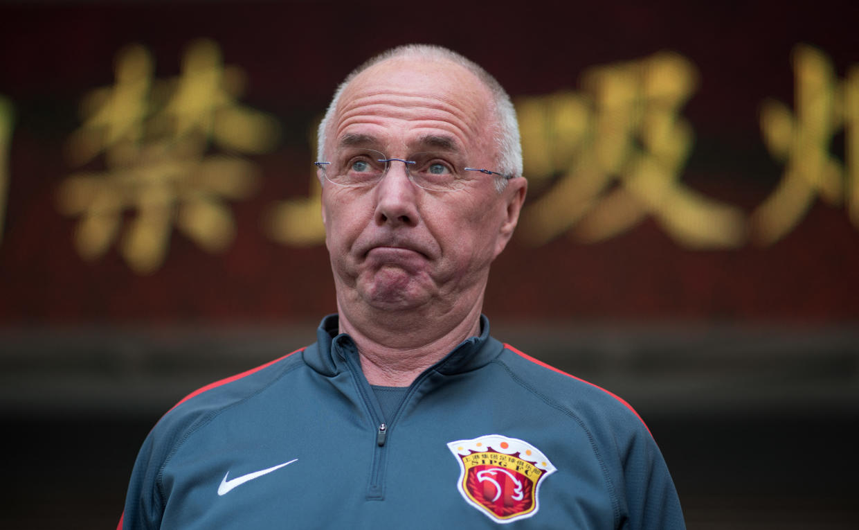 TO GO WITH STORY:  Fbl-ENG-Pr-CHN-Eriksson, INTERVIEW by Neil CONNOR
This photo taken in Shanghai on April 18, 2015, shows Former England manager Sven-Goran Eriksson (R) attending a training session of his team Shanghai SIPG of the Chinese Super League.  Eriksson says in-fighting between the Football Association and the Premier League is holding the national side back in the cradle of the game.    AFP PHOTO / JOHANNES EISELE (Photo by JOHANNES EISELE / AFP) (Photo by JOHANNES EISELE/AFP via Getty Images)