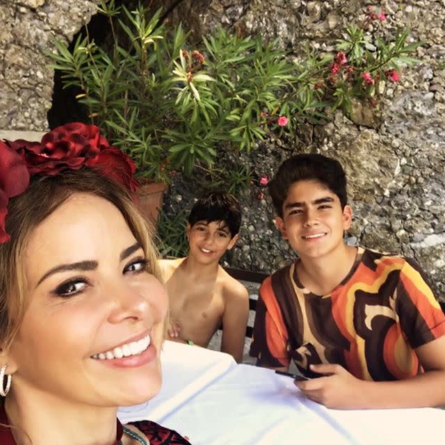 La mexicana no para de presumir a sus dos hijos: Ángel Gabriel, quien ya tiene 15 años, y Miguel Armando, de 11/ Gloria Trevi/ Instagram