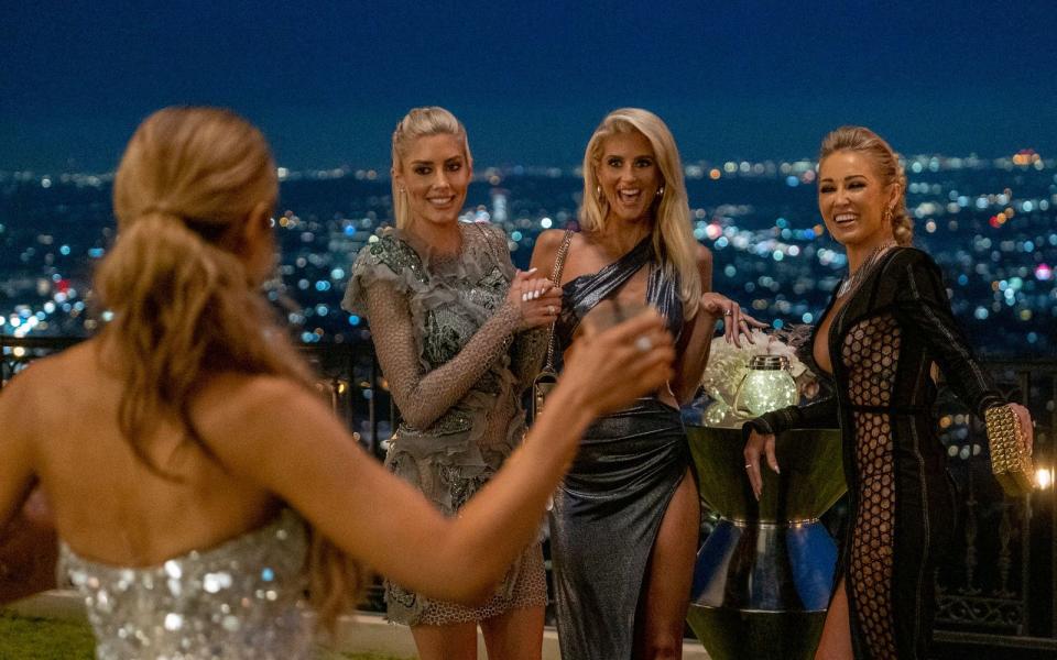 Drinking in L.A.,(von links): Chrishell Stause, Heather Rae Young, Emma Hernan und Mary Fitzgerald verkaufen auch in der vierten Staffel der Makler-Doku 