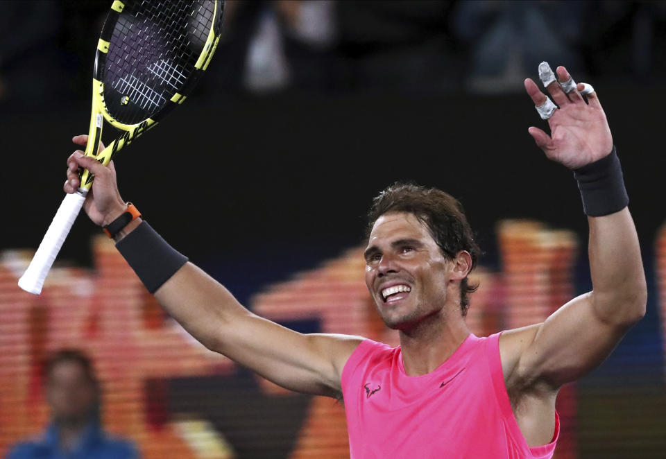 El español Rafael Nadal celebra después de derrotar al argentino Federico Delbonis en la segunda ronda del Abierto de Australia, en Melbourne, el jueves 23 de enero de 2020. (AP Foto/Dita Alangkara)