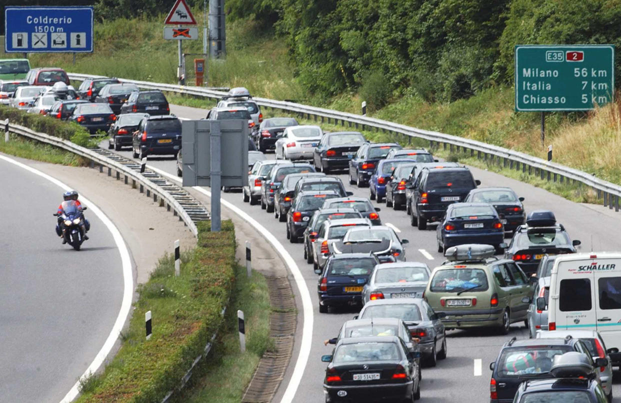 Haben alle Bundesländer zur selben Zeit Sommerferien, werden die Autobahnen gen Süden so aussehen (Bild: REUTERS SCHWEIZ/Fiorenzo Maffi)