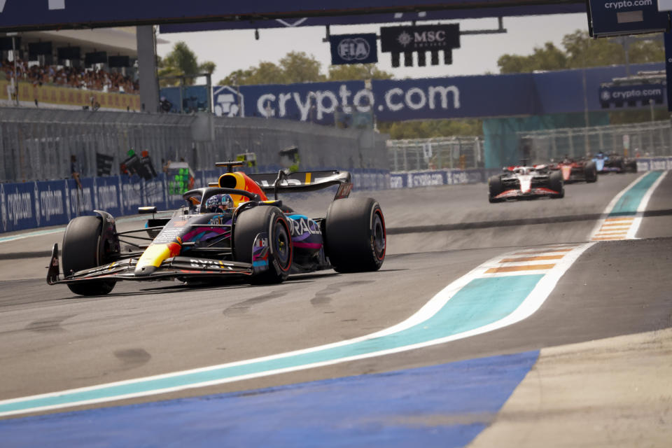 MIAMI GARDENS, FLÓRIDA - 7 DE MAIO: O piloto Max Verstappen da Red Bull Racing F1 Team compete durante o Grande Prêmio de F1 de Miami no Autódromo Internacional de Miami em 07 de maio de 2023 em Miami Gardens, Flórida, Estados Unidos.  (Foto de Eva Marie Uzcategul T/Agência Anadolu via Getty Images)