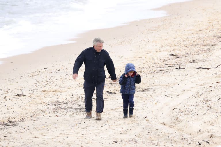 Alec Baldwin camina en la playa junto a su hijo en los Hamptons