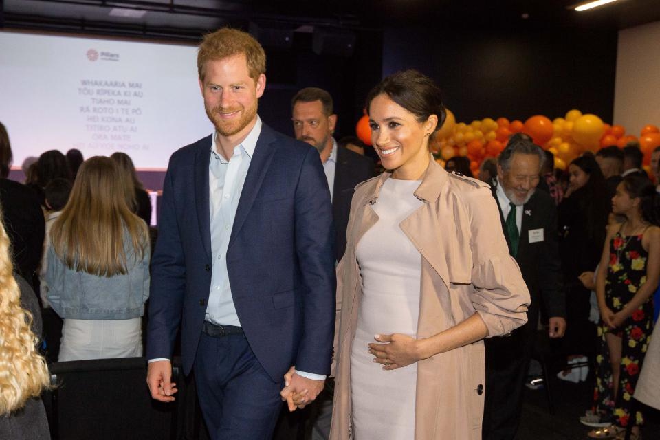 Britain's Prince Harry and his wife Meghan, the Duchess of Sussex arrive for a visit to Pillars, a charity operating across New Zealand that supports children who have a parent in prison by providing special mentoring schemes, in Manukau City in Auckland on October 30, 2018. - Meghan Markle displayed an unexpected talent for "welly wanging" in Auckland on October 30, gaining bragging rights over husband Prince Harry after they competed in the oddball New Zealand sport. 