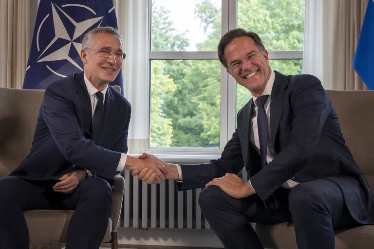 Stoltenberg, actual secretario general de la OTAN, junto a Rutte