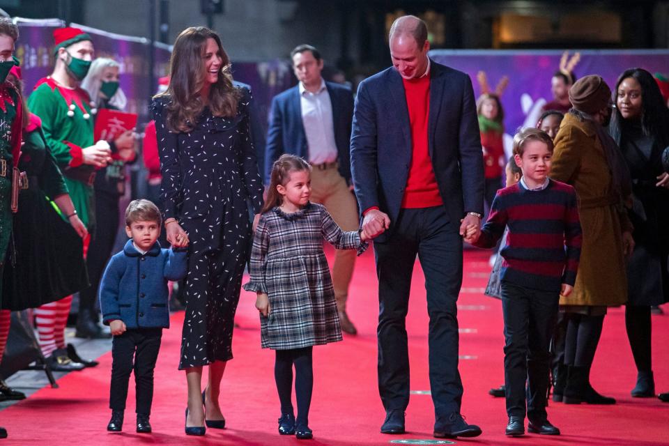 Prince William and Kate Middleton with their children Prince Louis, Princess Charlotte and Prince George at a pantomime performance at London's Palladium Theatre on Friday. (Photo: AARON CHOWN via Getty Images)