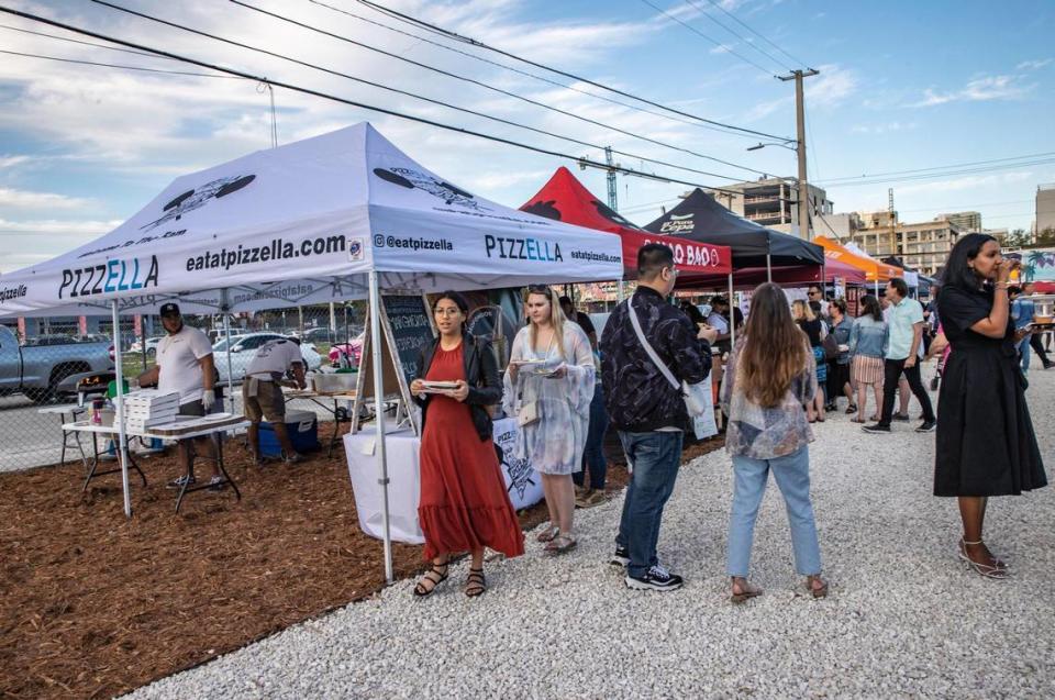 Invitados a Smorgasburg Miami, el nuevo mercado de alimentos al aire libre de Wynwood. Pedro Portal/pportal@miamiherald.com