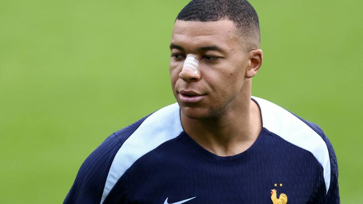 Mit Nasenpflaster: Mbappe trainiert individuell