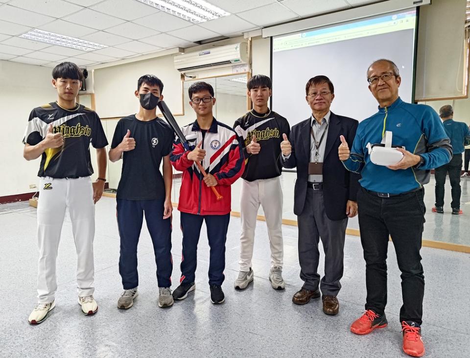 《圖說》明新科技大學引進VR互動棒球系統，棒球隊球員與桃園清華高中學生一起開箱體驗。（圖／明新科大提供）