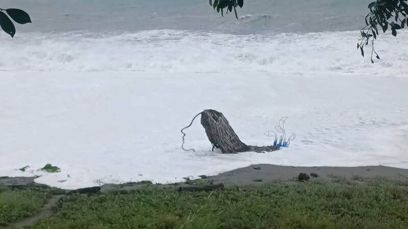 颱風山陀兒逼近  台東沿海風浪增強 颱風山陀兒發布陸警，台東縣災害應變中心30日上午 一級開設，台東沿海風浪增強，浪花已打上南迴藝術 季的裝置藝術。 中央社記者盧太城台東攝  113年9月30日 