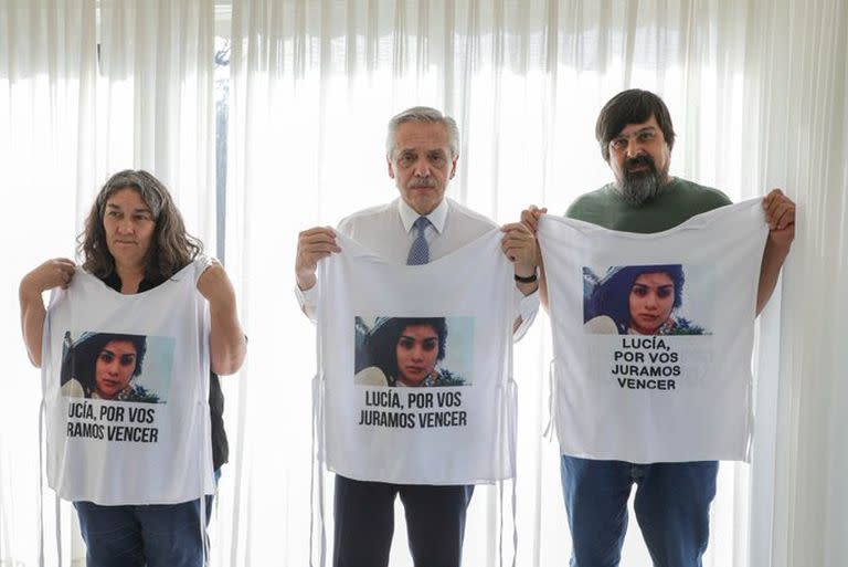 El presidente Alberto Fernández, con los padres de Lucía Pérez