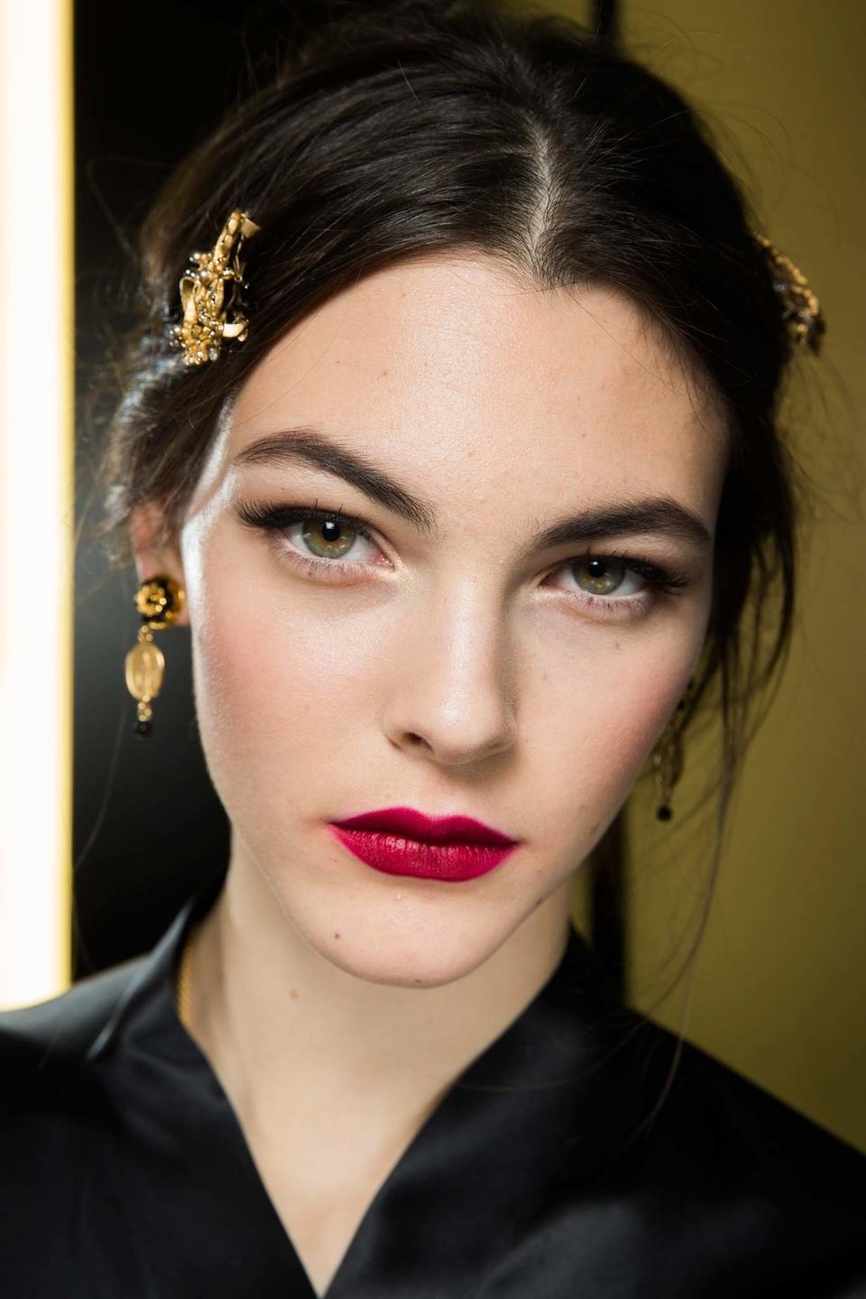 Vittoria Ceretti backstage at Dolce & Gabbana, Fall 2015
@vittoria; following: 696K